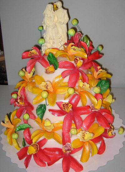 Трехъярусный Свадебный торт с лилиями